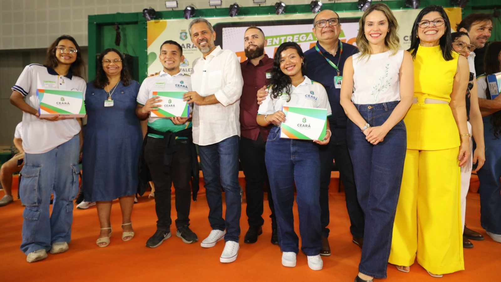 grupo de pessoas posa para a foto